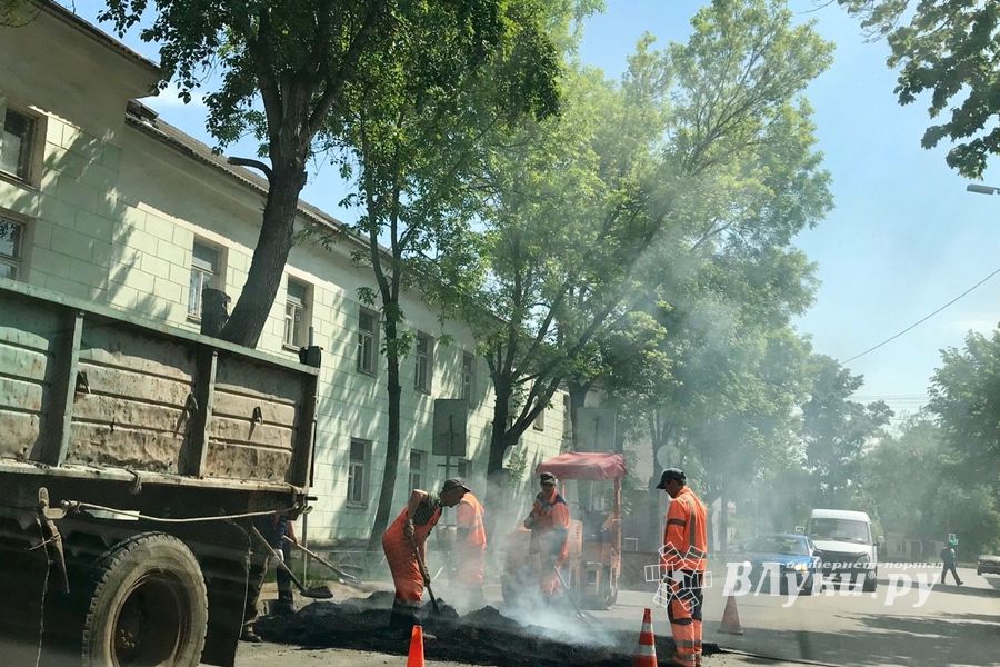 В Великих Луках проходит ямочный ремонт дорог (ФОТО)