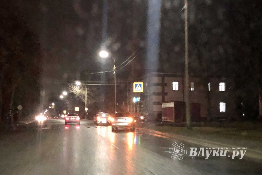 В Великих Луках столкнулись две легковушки (ФОТО)