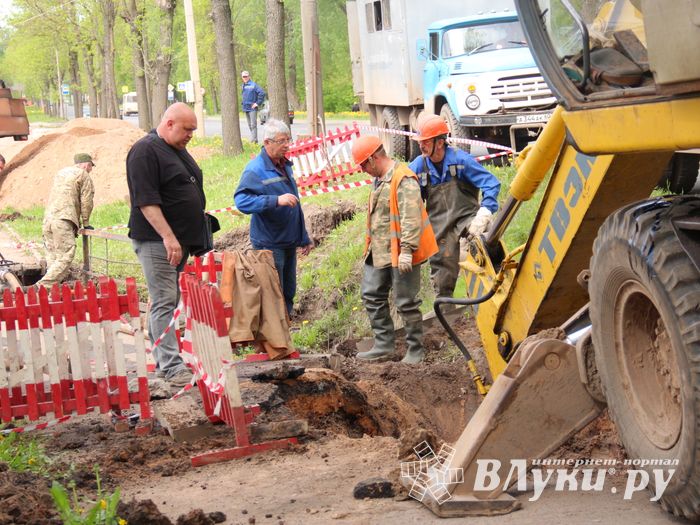 Устранение прорыва водопровода в Великих Луках (ФОТО)