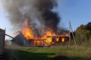В Псковской области пьяный мужчина спалил дом (фото)