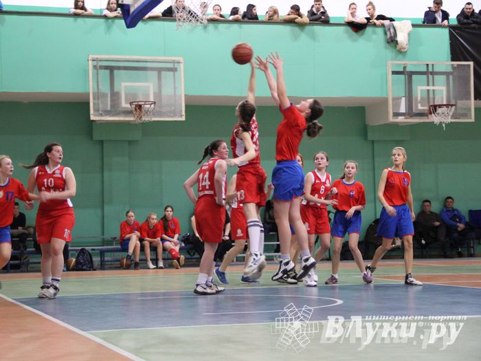 В Великих Луках прошли финальные игры муниципального этапа «КЭС-Баскет» (фото)