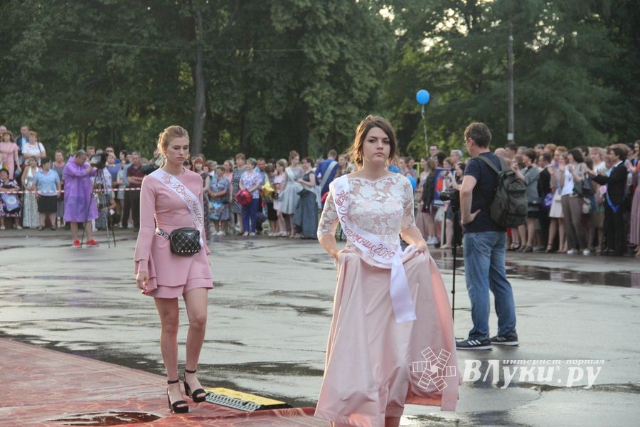 Великолукской «Бригантине» пришлось поплавать под дождём (ФОТО)