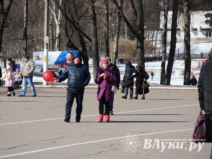 В Великих Луках празднуют День воссоединения Крыма с Россией (ФОТО)