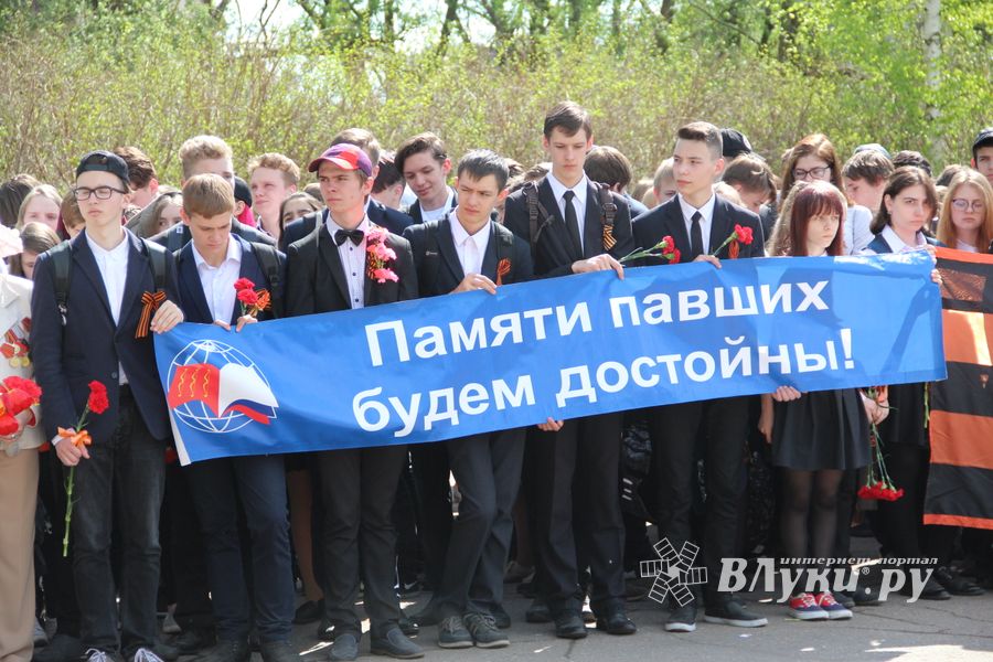 В Великих Луках прошел торжественный митинг в честь 9 мая (ФОТО)