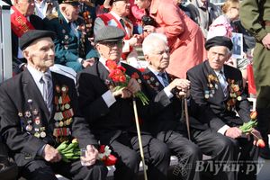 Парад Победы в Великих Луках (фото)