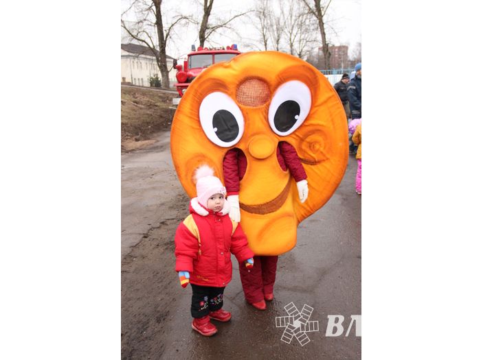 В Великих Луках сожгли Масленицу (фото)