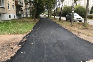 В Великих Луках на ул. Вокзальной ремонтируют тротуар (ФОТО)