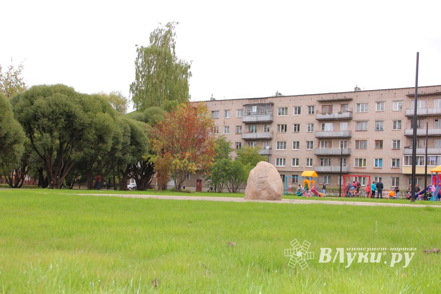 Благоустроенный сквер по улице Жукова начал радовать детей (фото)