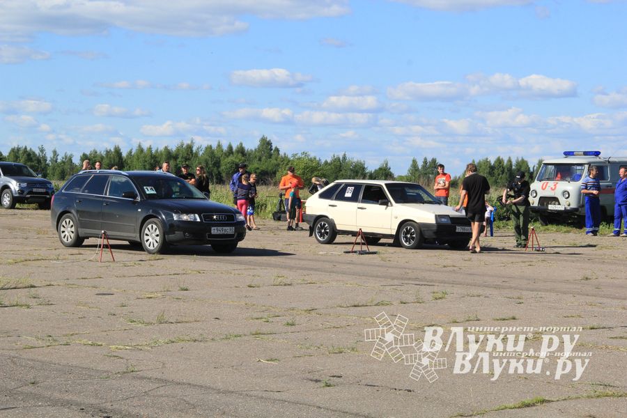 В Великих Луках прошел I этап Открытого чемпионата г. Великие Луки по Drag Racing (фото)