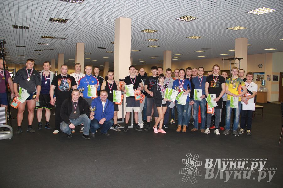 В Великих Луках состоялись Первенство города по жиму штанги и Первый Кубок города по армлифтингу (фото)