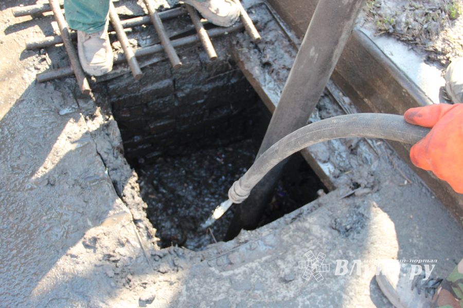 В Великих Луках прочищают «ливнёвку» (ФОТО)