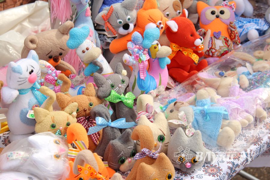 В Великих Луках проходит Весенняя ярмарка (ФОТО)