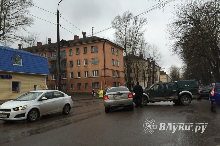 В Великих Луках произошло ДТП (фото)