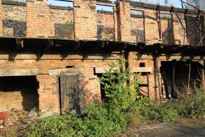 Фотофакт: Горелые сараи в центре Великих Лук превращаются в свалку (фото)