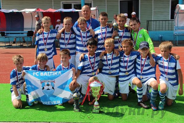 Юные футболисты из Калининграда стали победителями турнира «Локобол» в Великих Луках (фото)