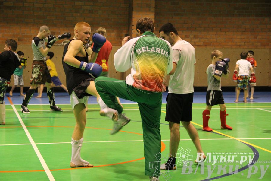 В Великих Луках прошел мастер-класс по кикбоксингу (фото)