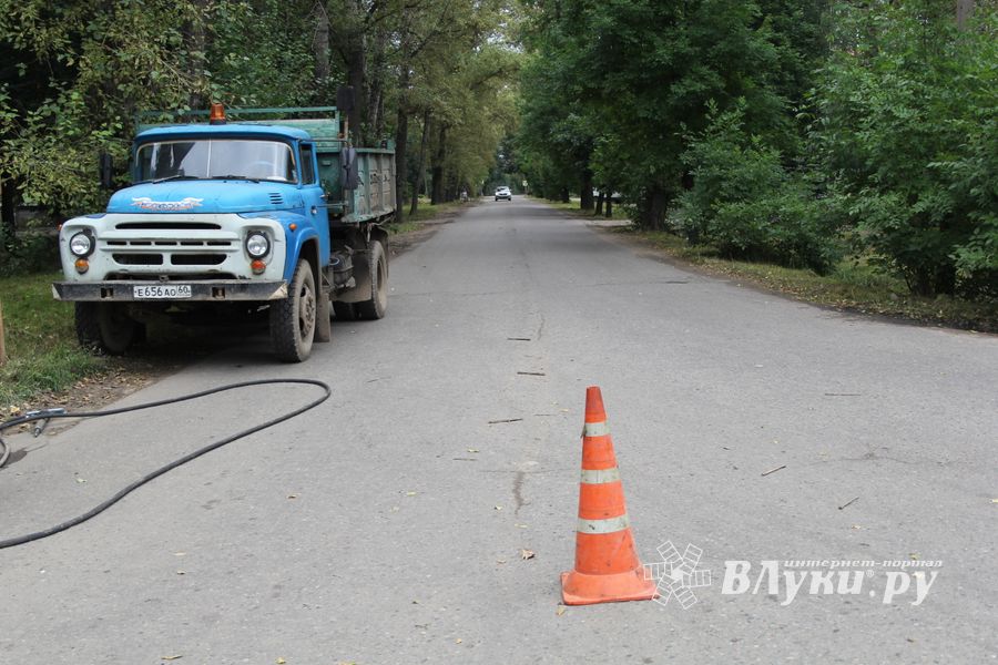 В Великих Луках начался ямочный ремонт на ул. Нелидовской (ФОТО)