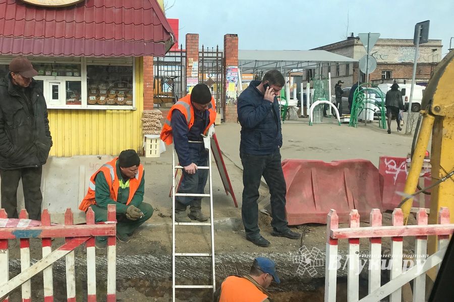 Возле Смоленского рынка завершают замену канализационной трубы (ФОТО)