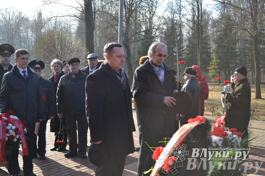 День защитника отечества в Великих Луках отметили памятным митингом и салютом