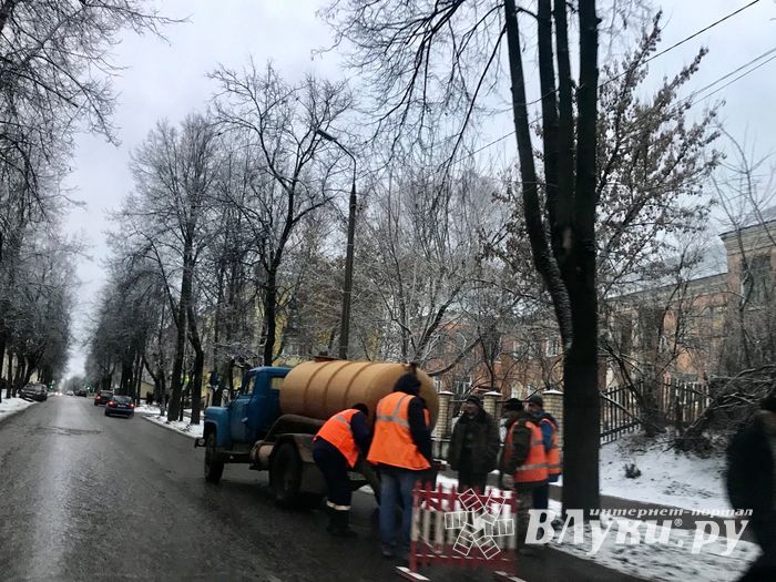 На улице Некрасова идет ликвидация прорыва водопровода