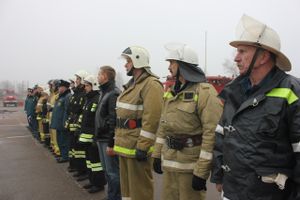 Великолукские пожарные вернулись с соревнований по пожарному биатлону с «бронзой» (фото)
