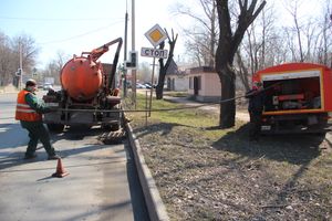 В Великих Луках прочищают «ливнёвку» (ФОТО)