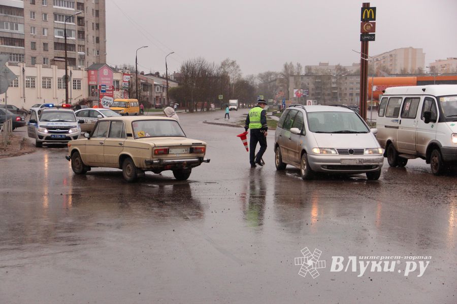 Ну не умеют в Великих Луках ездить по кольцу