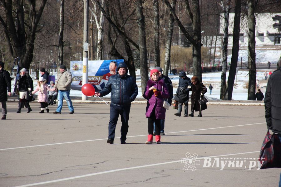 В Великих Луках празднуют День воссоединения Крыма с Россией (ФОТО)