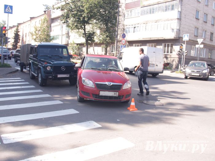 ДТП на Октябрьском в Великих Луках (ФОТО)