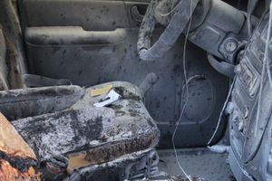 В Великих Луках подожгли автомобиль (фото)