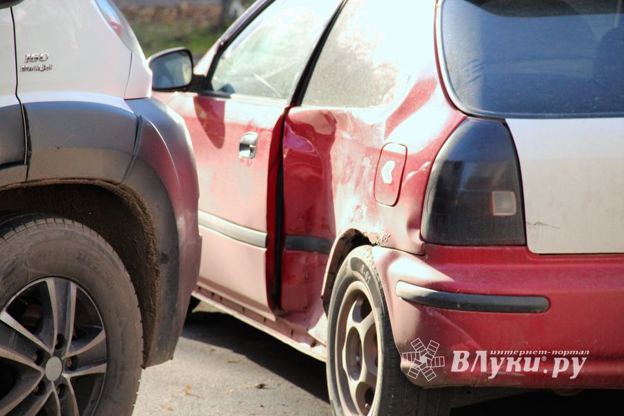 ДТП затруднило движение на пр-те Гагарина в Великих Луках (ФОТО)