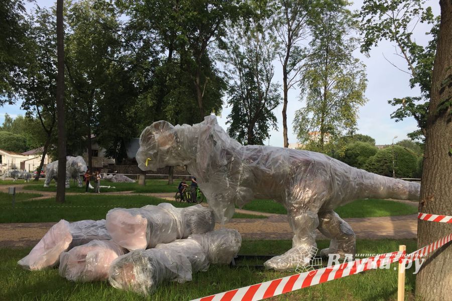 В Великие Луки завезли динозавров (ФОТО)