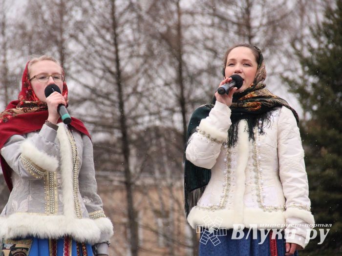 В Великих Луках сожгли Масленицу (фото)