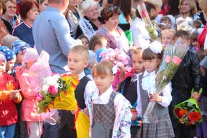 Самую многочисленную школу Великих Лук пополнили 116 первоклассников (ФОТО)