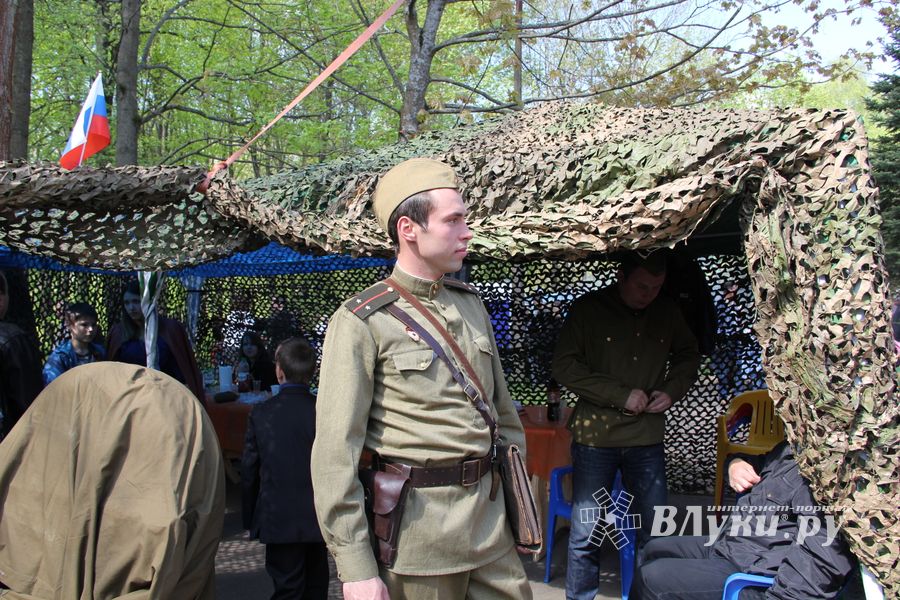 9 мая в Великих Луках. Шествие и салют