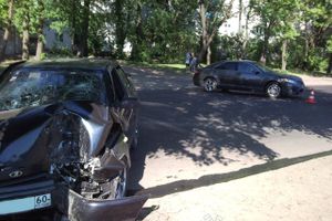 В Великих Луках ВАЗ-2110 столкнулся с «Тойотой» и врезался в дерево (ФОТО)