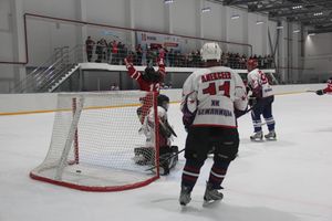 В Великих Луках прошёл первый матч Кубка Псковской области по хоккею (ФОТО)