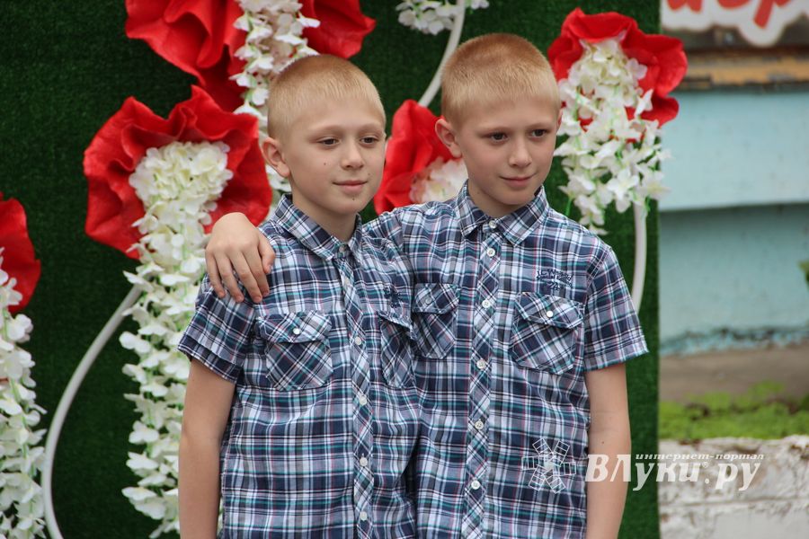 В Великих Луках чествовали близнецов (ФОТО)