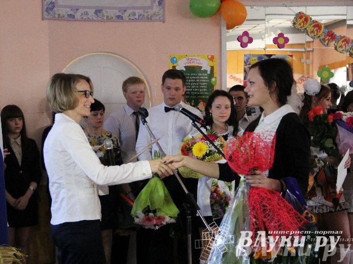 В Великих Луках прозвенели «Последние звонки»