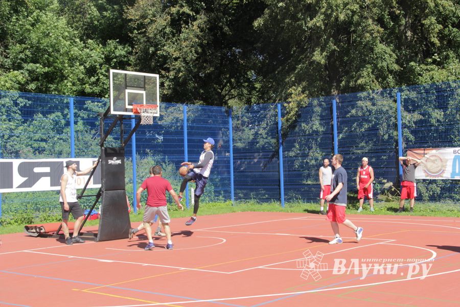 «Оранжевый мяч» в Великих Луках в День физкультурника (ФОТО)