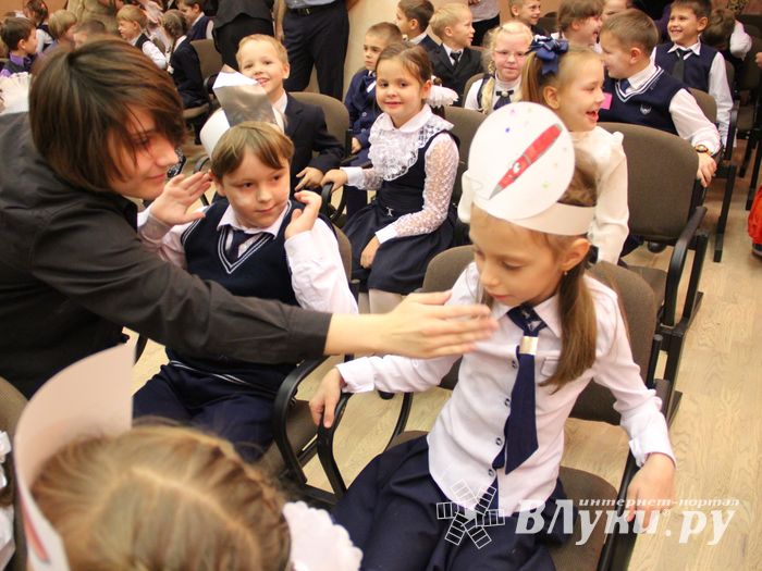 Зачем самых младших учеников 13-й школы испачкали мелом (ФОТО)