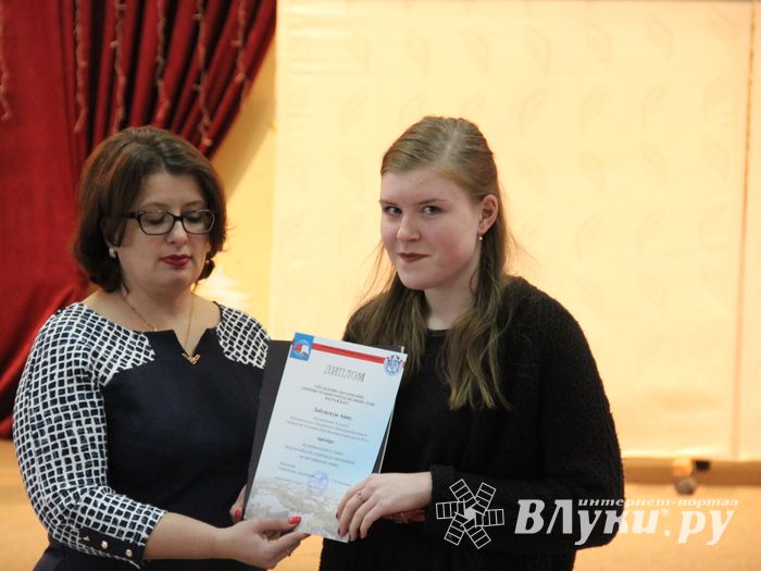 В Великих Луках наградили самых умных школьников