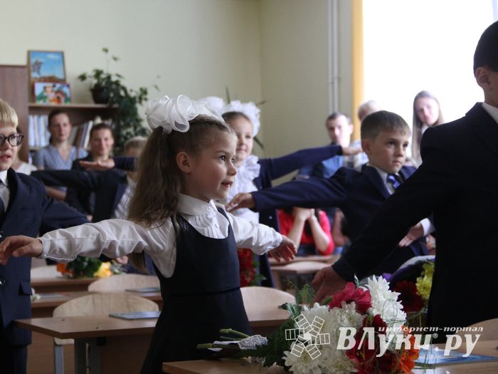 1 сентября в школах Великих Лук прошли Торжественные линейки (ФОТО)