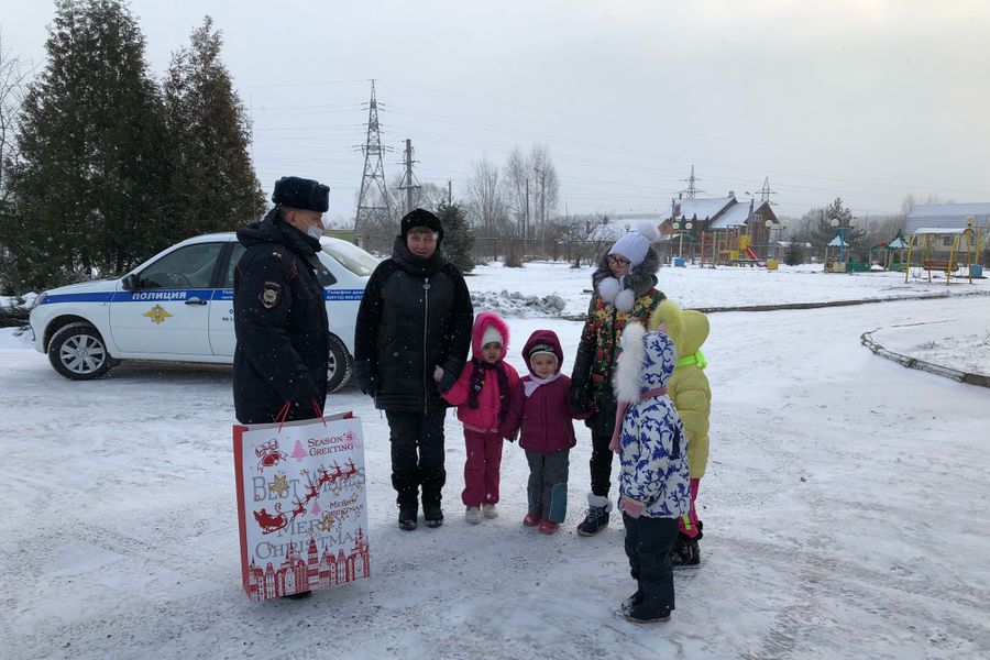 В Великих Луках полицейские превратились в зимних волшебников (ФОТО)
