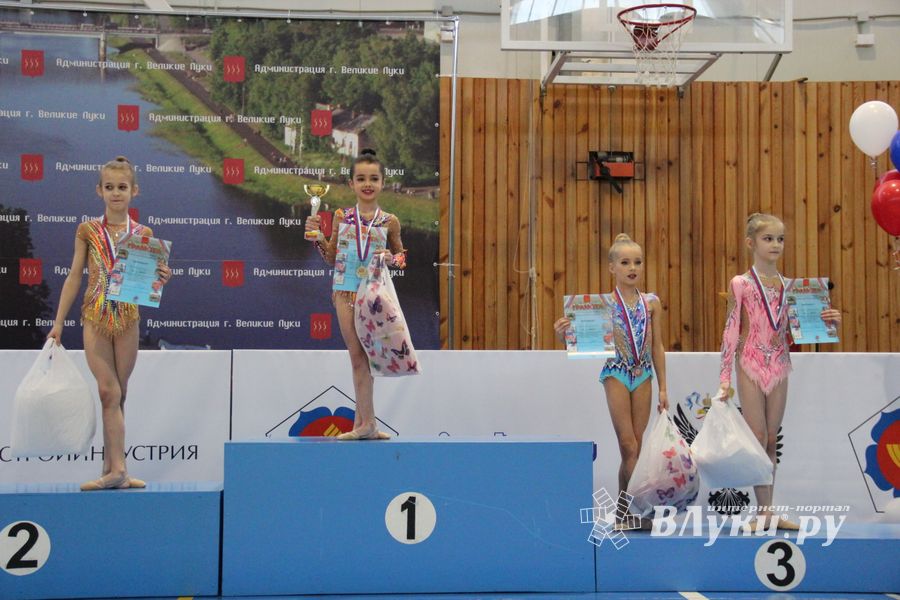 ​В Великих Луках прошли соревнования по художественной гимнастике (ФОТО)
