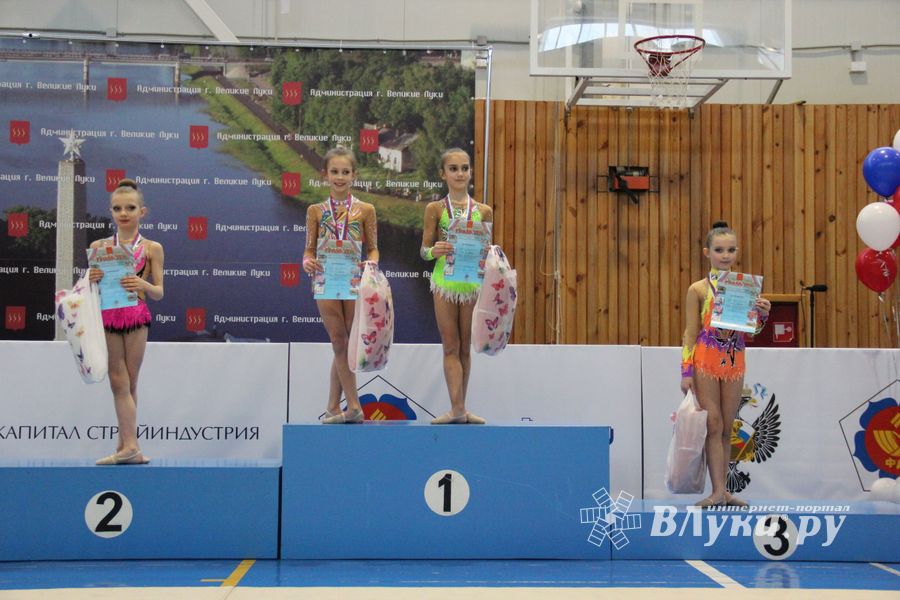 ​В Великих Луках прошли соревнования по художественной гимнастике (ФОТО)