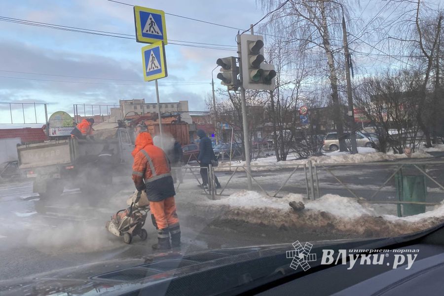 Вниманию великолучан-автомобилистов – проводится ямочный ремонт (ФОТО)
