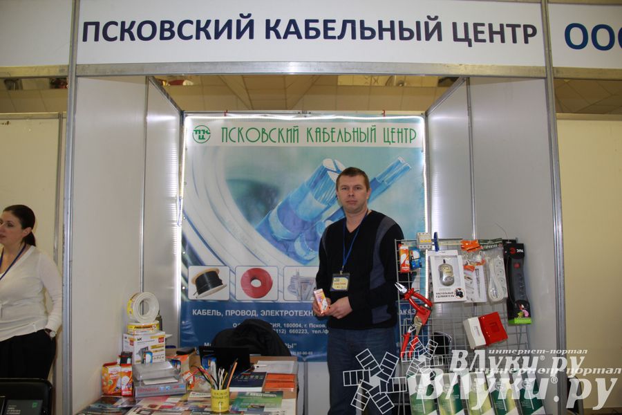 Универсальная выставка проходит в Великих Луках (фото)