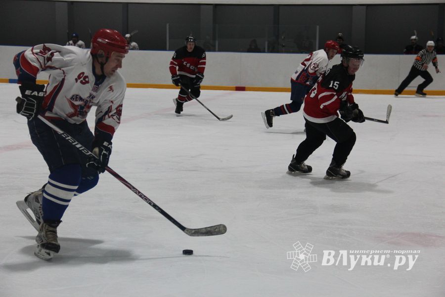 В Великих Луках прошёл первый матч Кубка Псковской области по хоккею (ФОТО)