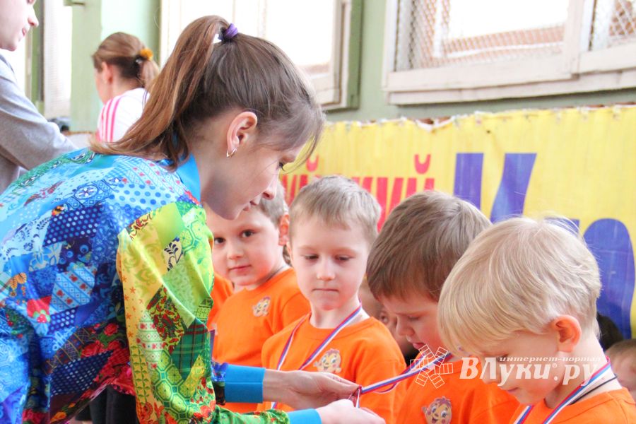 В Великих Луках стартовали спортивные соревнования среди дошколят «Юные олимпионики»